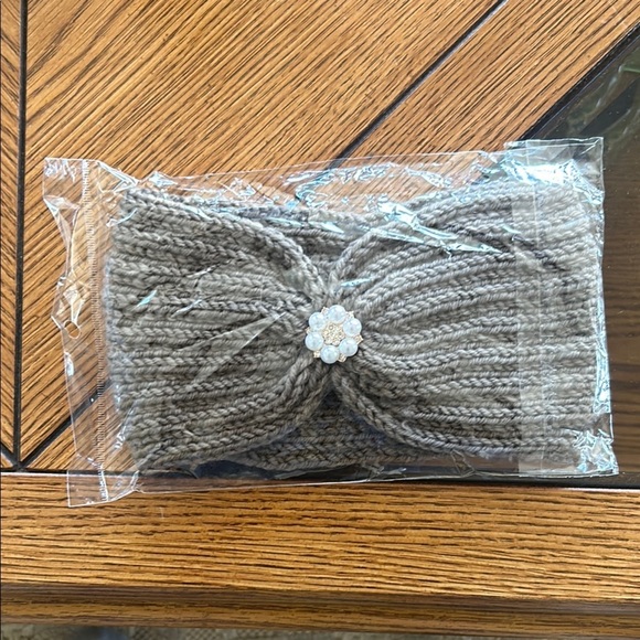 Gray Knitted Headband with Snowflake Brooch. Brand new - Picture 1 of 4